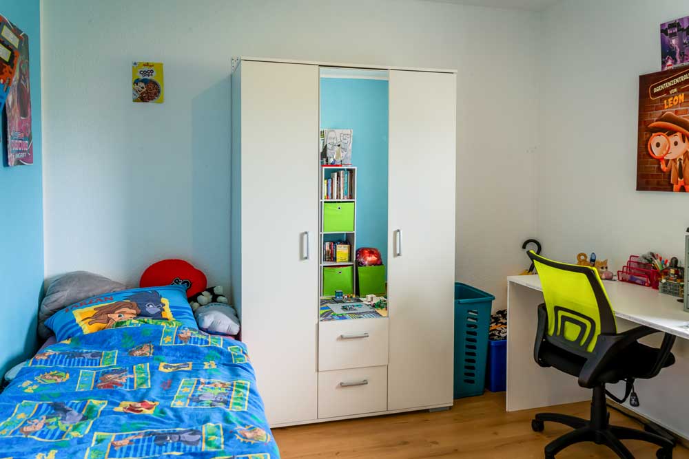 Horizont Kinderzimmer mit Bett und Schreibtisch Horizont Kinderzimmer mit Bett und Schreibtisch